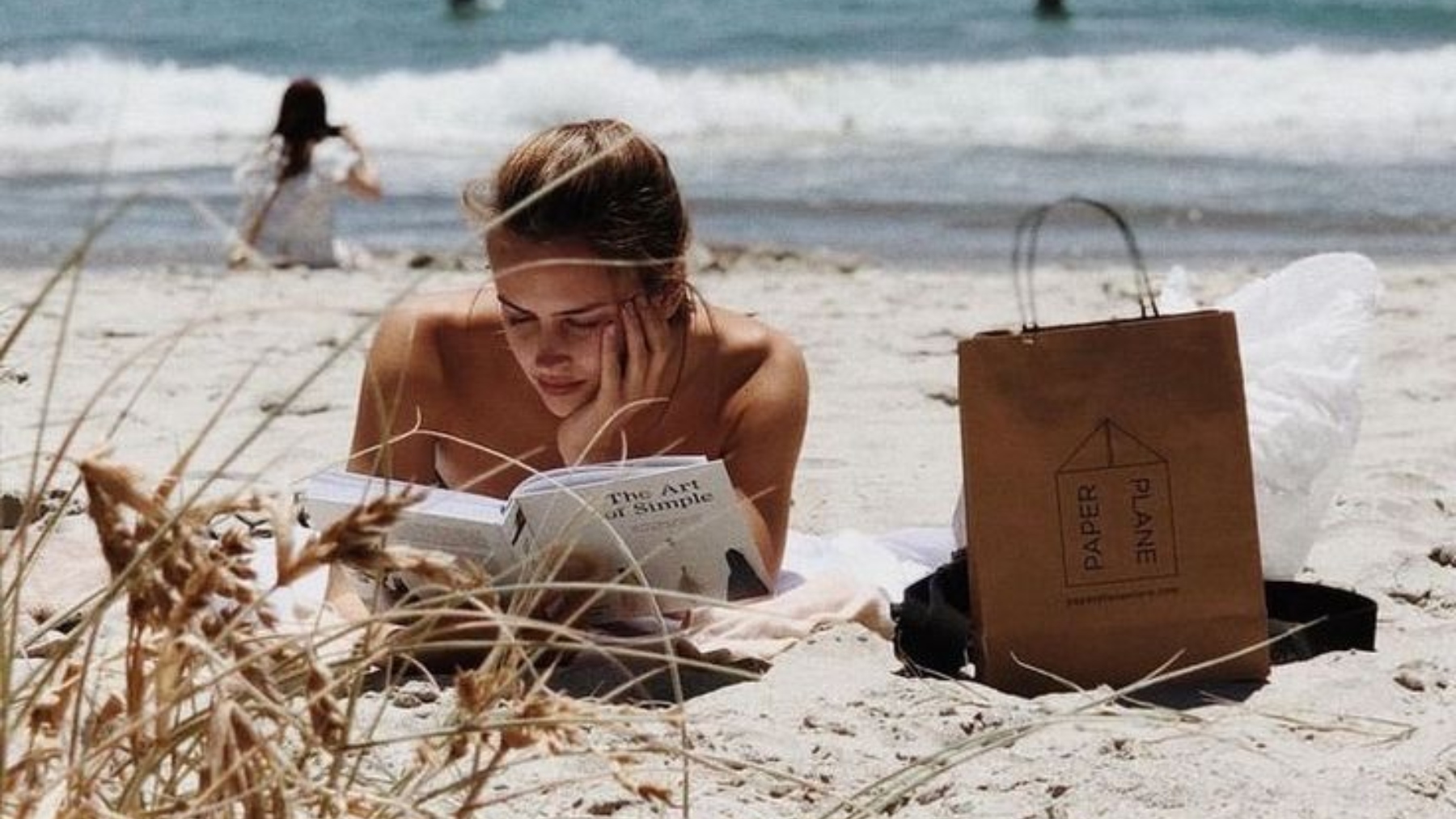 Un crimen sin resolver y un amor imposible, en nuestra selección de libros para leer junto al mar