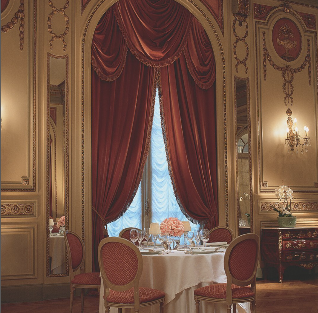 Interior del emblemático Hotel Alvear de Buenos Aires