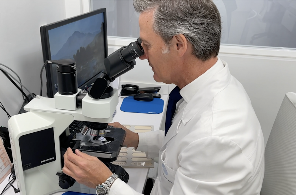 El Dr. Ricardo Ruiz con un microscopio