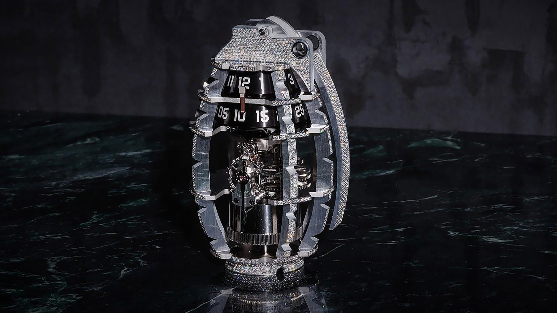 El sofisticado reloj de diamantes inspirado en una granada, una bomba de relojería