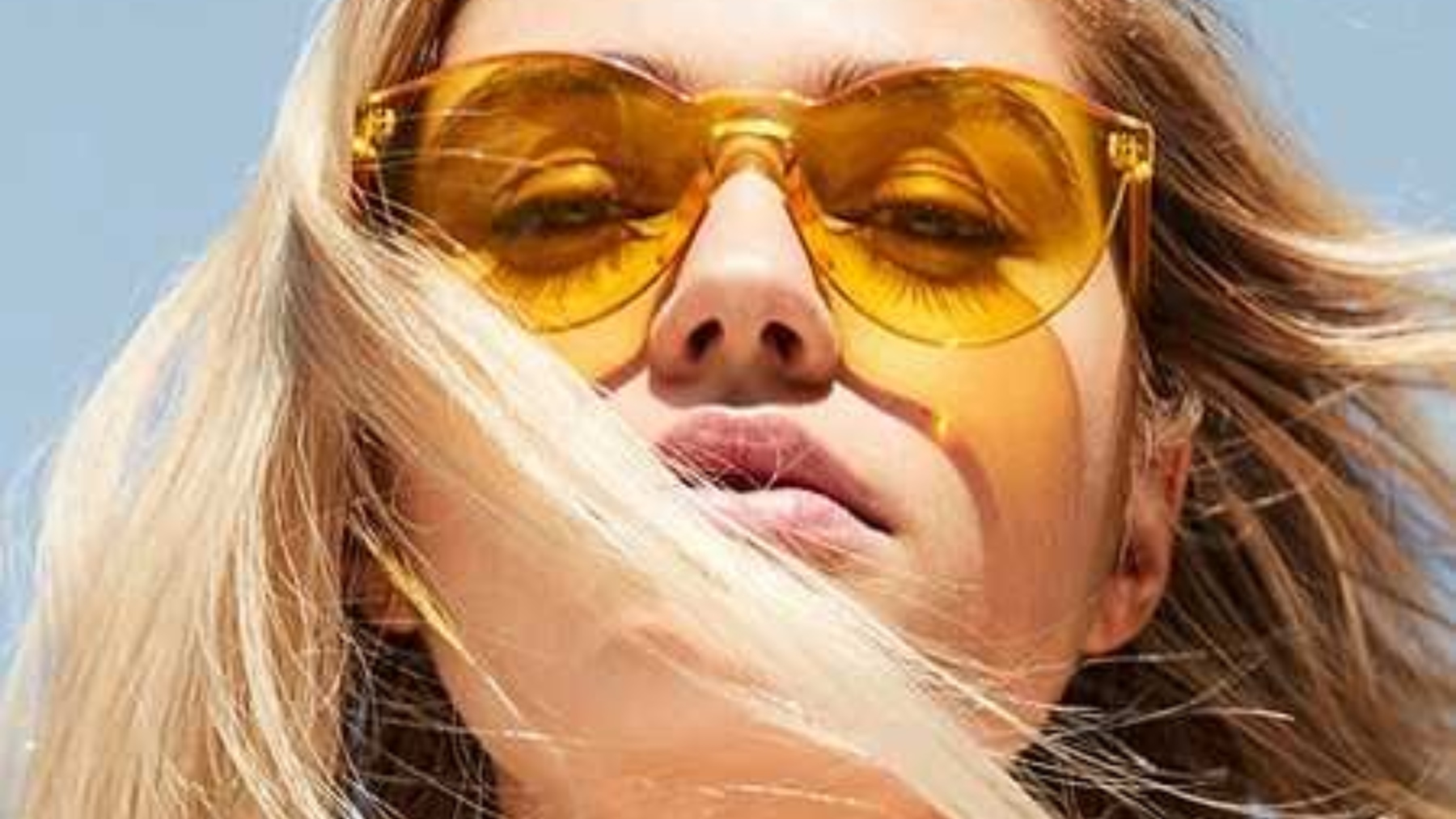 Las gafas de sol de moda tienen el cristal amarillo