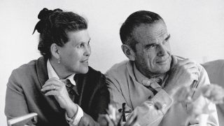 Vitra rinde homenaje a Charles & Ray Eames con una edición limitada de su icónica silla dibujada por Steinberg