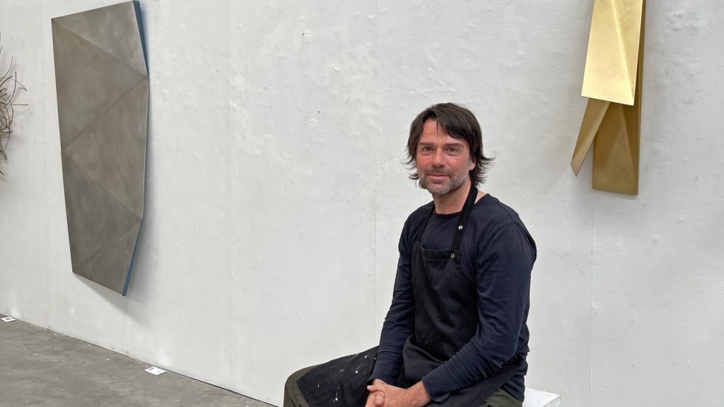 El reconocido escultor David Rodríguez Caballero charlando con COOL