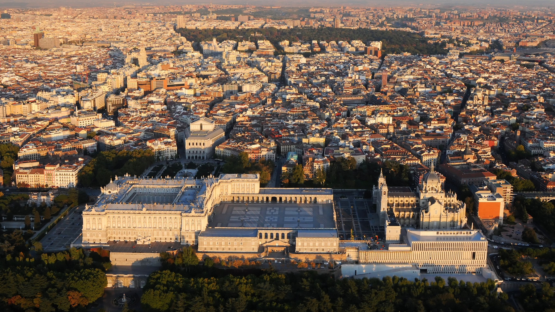 El Palacio Real, la Catedral de la Almudena y la Galería de las Colecciones Reales