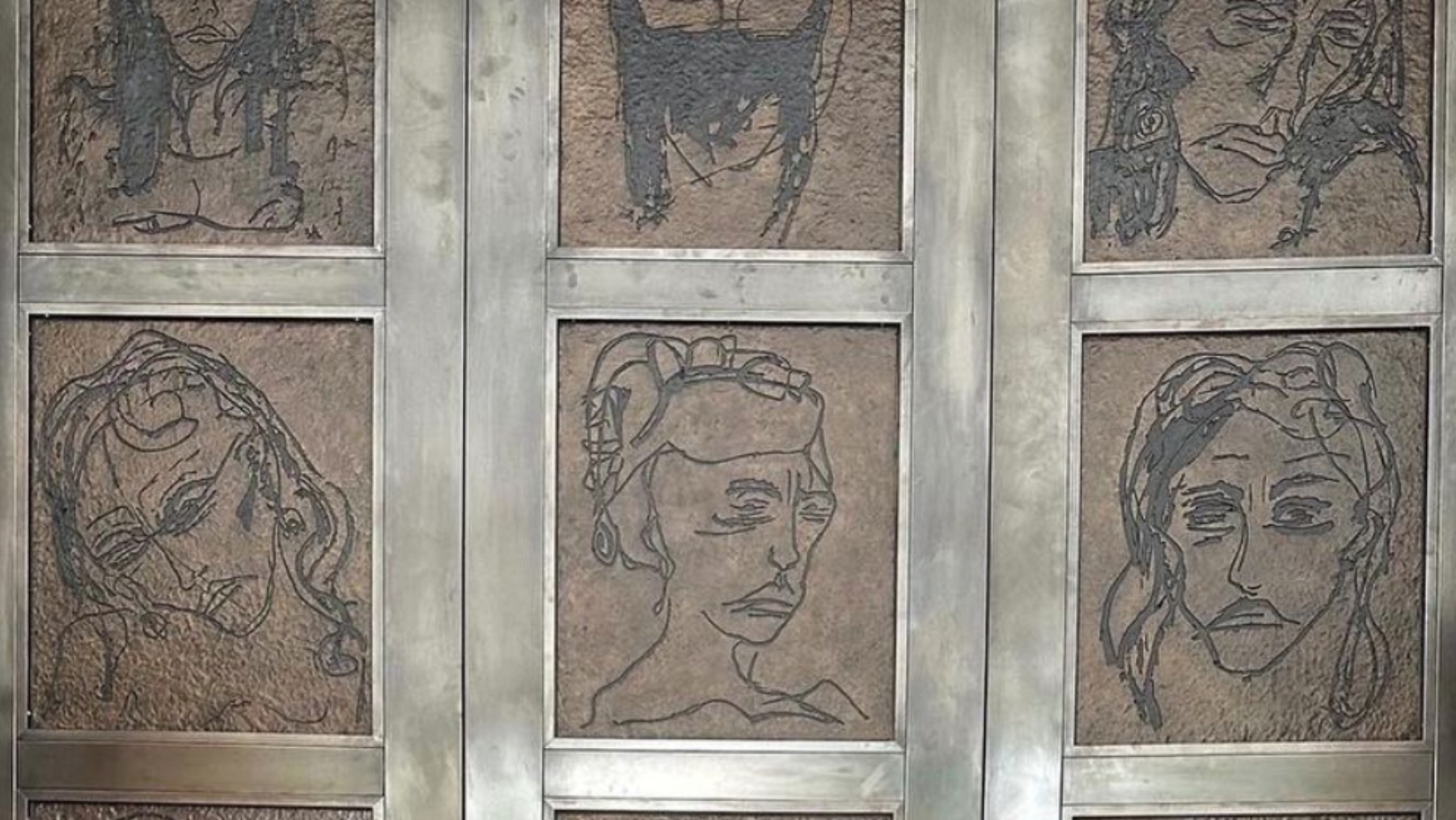 A examen las escultóricas puertas de bronce de Tracey Emin en la renovada National Portrait Gallery
