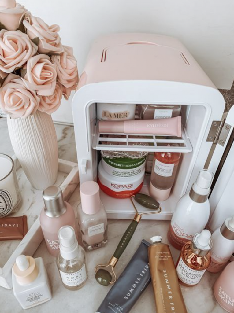 Por qué guardar tus productos de maquillaje en el refrigerador? - The  Fashiongton Post