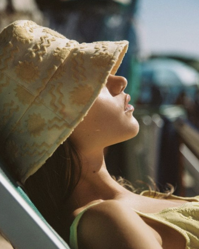 Chica tomando sol en Barbillón Marbella