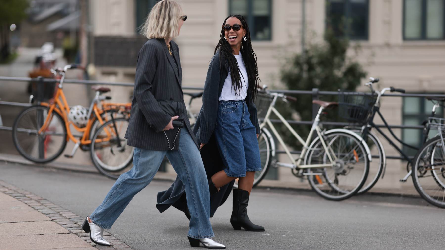 Dos chicas caminando, moda, Madrid Fashion Week