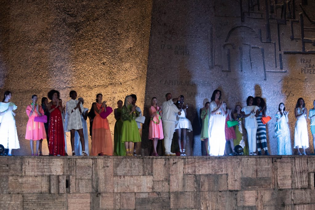 Juan Calos Mesa de 'Maison Mesa' con todas sus modelos en el desfile