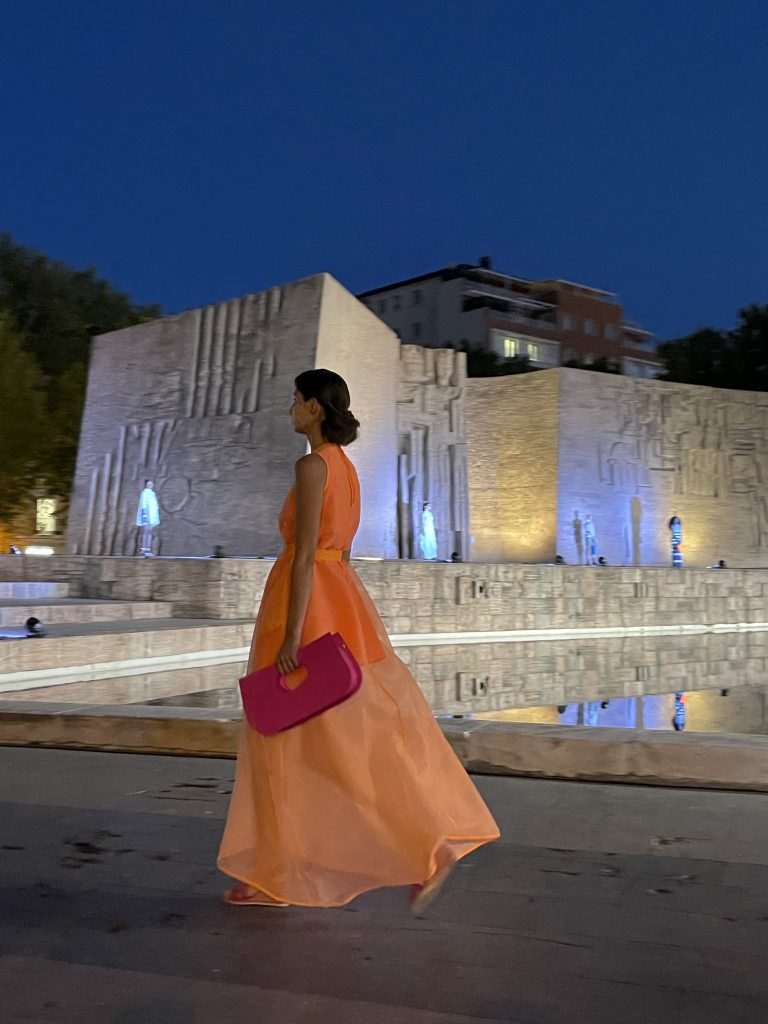 Vestido de Maison Mesa en la plaza de Colón