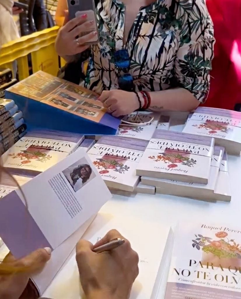 Raquel Perera firmando su libri 'Para que no te olvides'