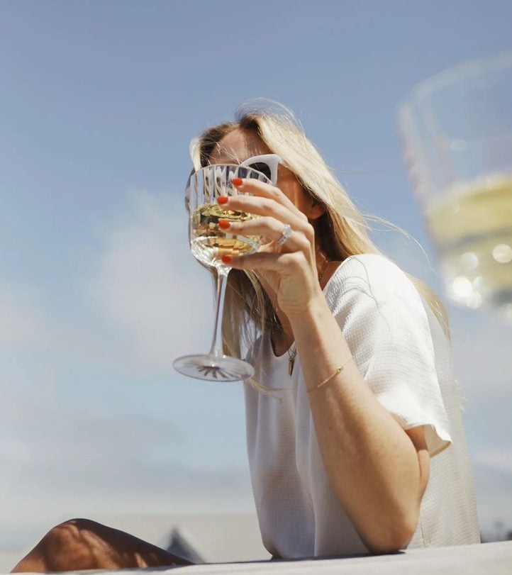 Mujer con copa vino blanco