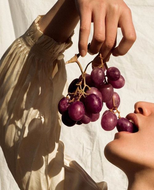 Mujer comiendo uvas