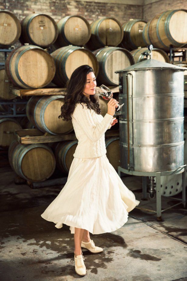 Mujer oliendo vino