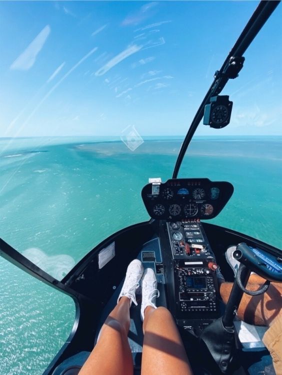 Helicoptero sobrevolando agua, helicóptero mar