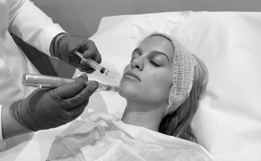 Dermapen médico para buena cara en MicroEtéreal Beauty Clinic