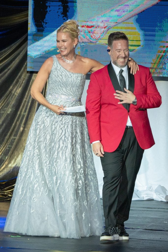 Carlos Latre presentando la Gala Starlite con Valeria Mazza 2023