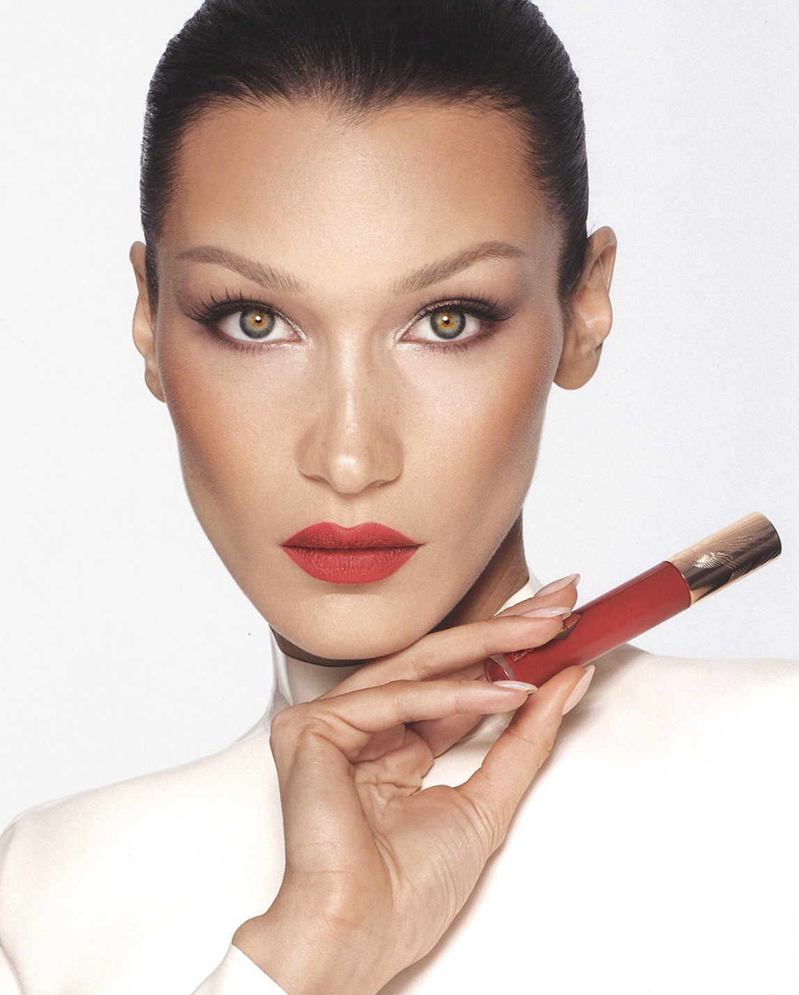 Bella Hadid con pintalabios de Charlotte Tilbury