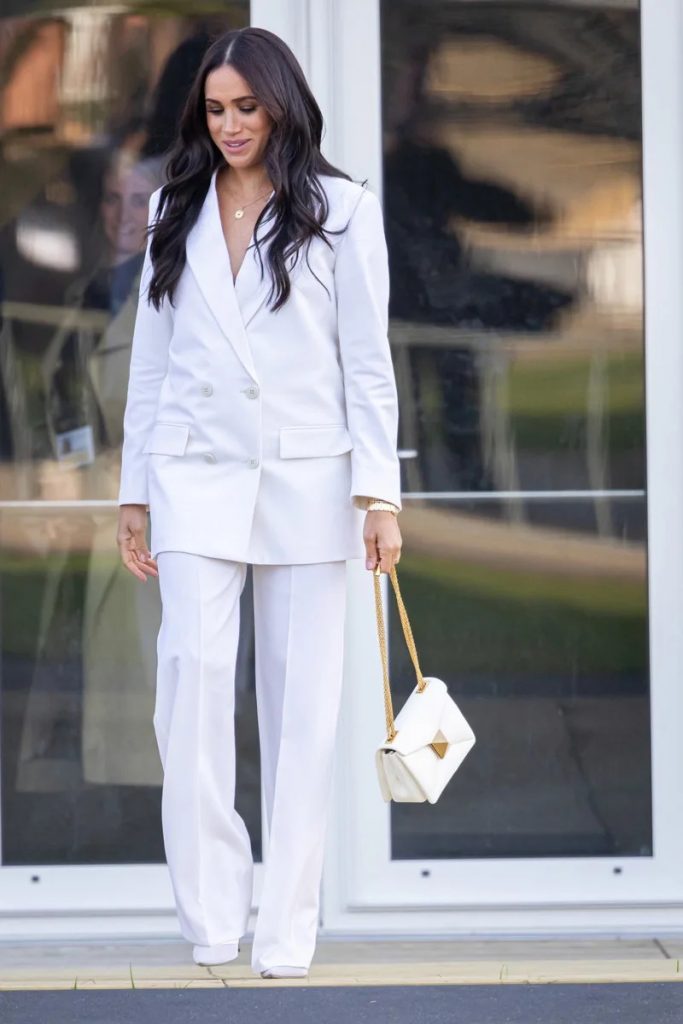 Meghan Markle traje de chaqueta blanco