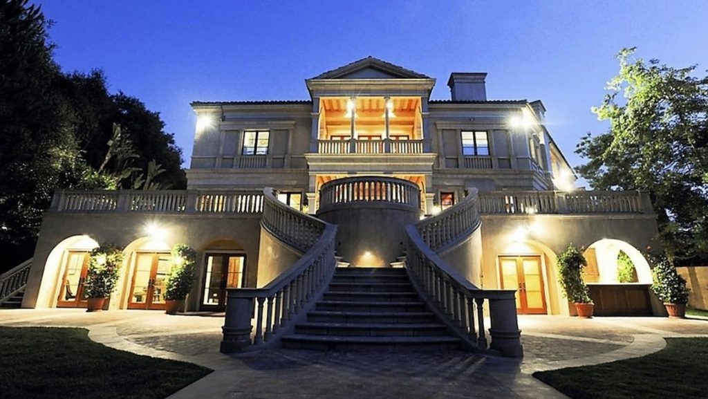 Escalera mansión The Weeknd