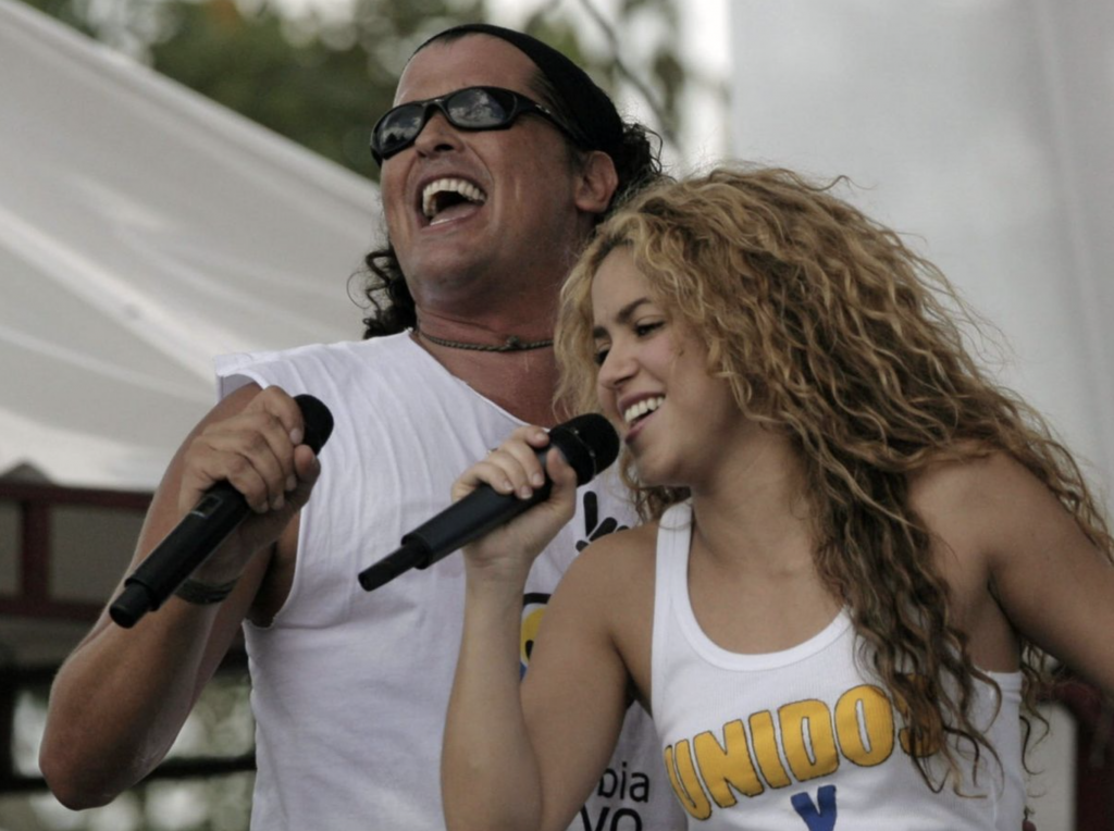 Carlos Vives con Shakira cantando La bicicleta