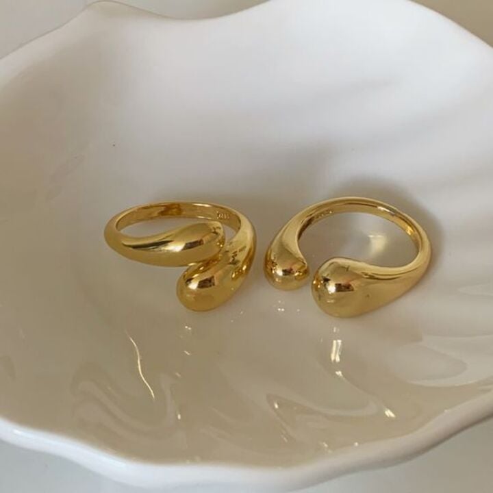 Anillos de oro en plato