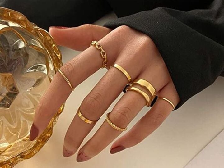 Mujer con anillos de oro