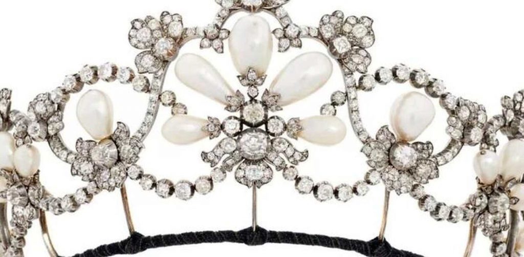 Corona de perlas y diamantes