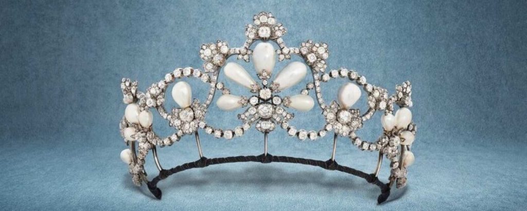 Corona de perlas y diamantes