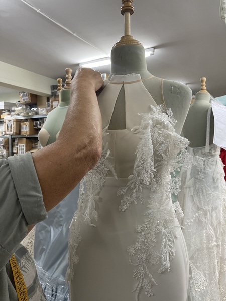 En el taller de Yolancris en Barcelona, la marca de exquisitos bordados que vistió de novia a María Pombo