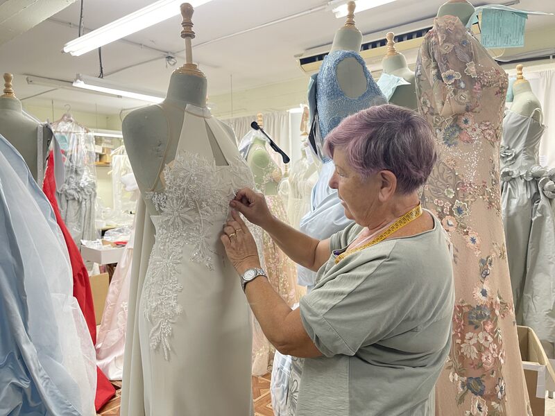 En el taller de Yolancris en Barcelona, la marca de exquisitos bordados que vistió de novia a María Pombo