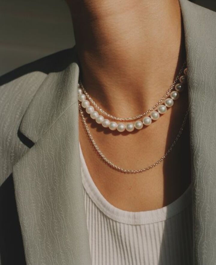 Modelo con collares de perlas