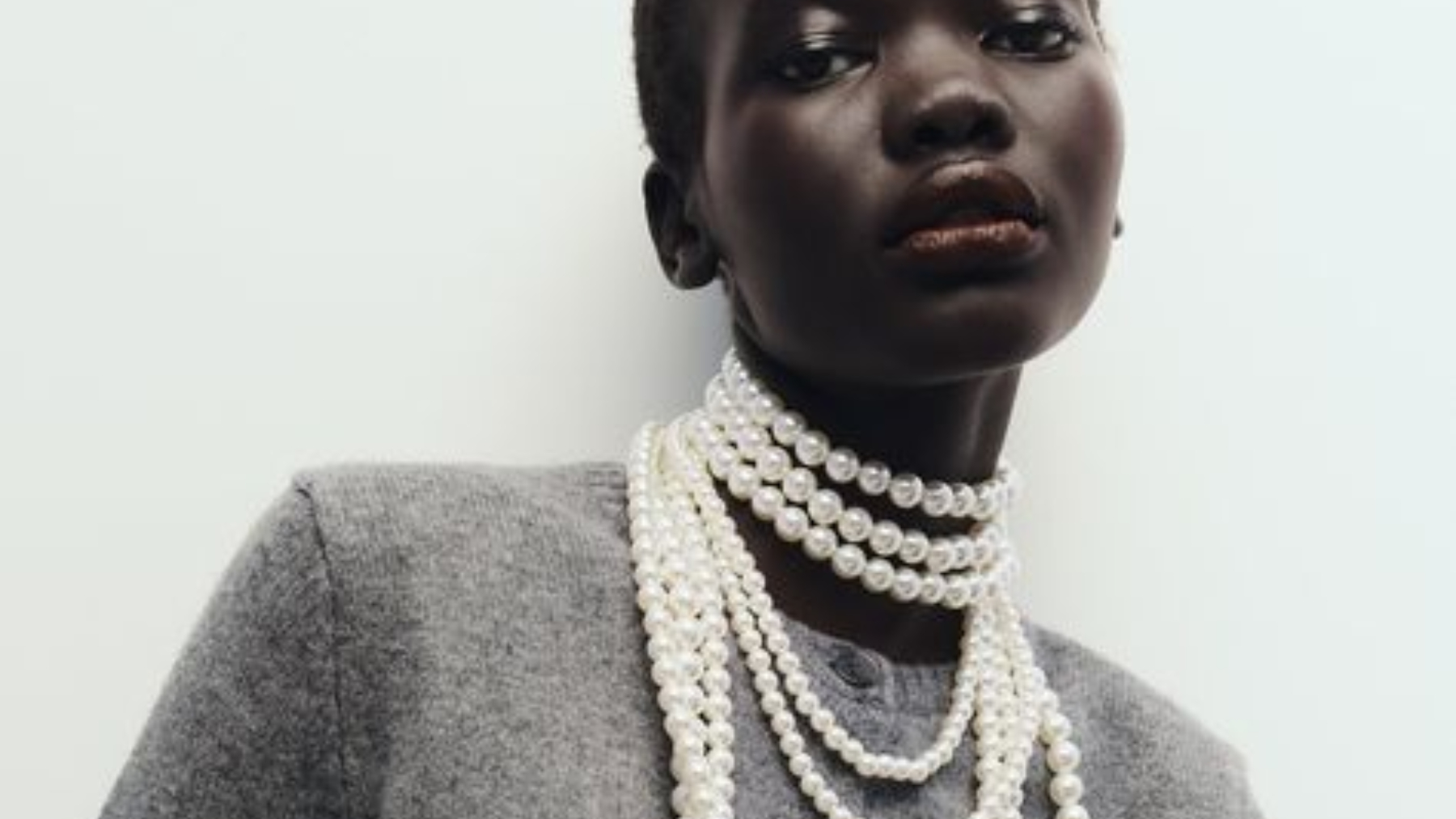 Modelo con collares de perlas