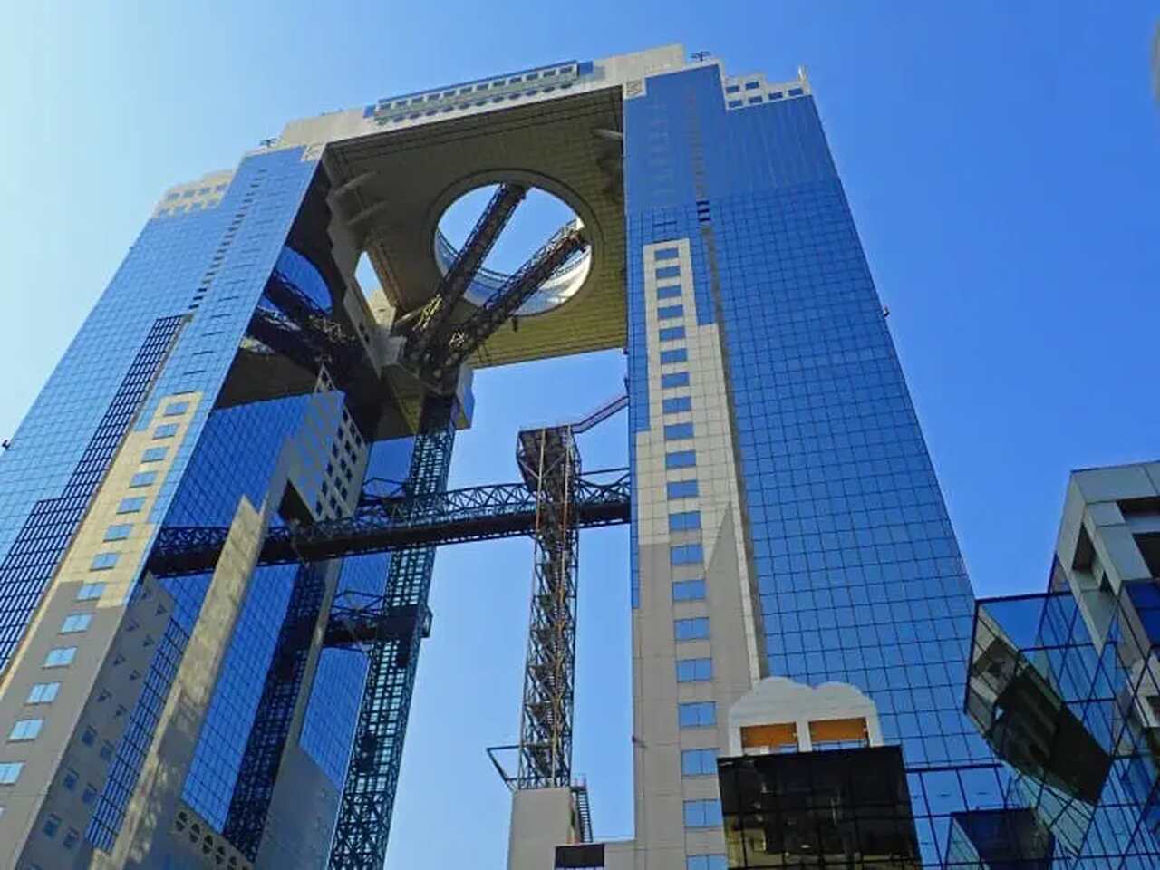 Umeda Sky Building, ascensor