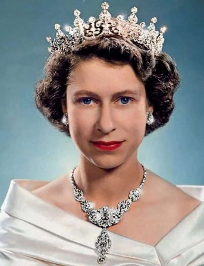 Reina Isabel II, collar diamantes