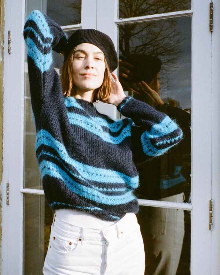 Alexa Chung con jersey azul