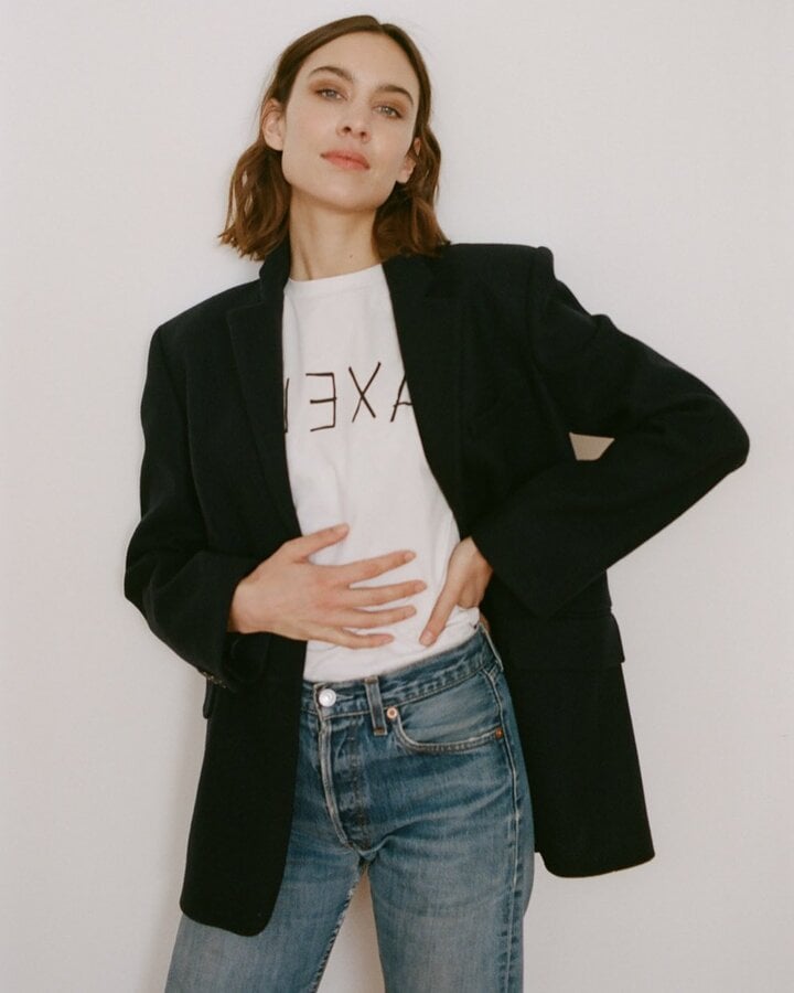 Alexa Chung en vaqueros