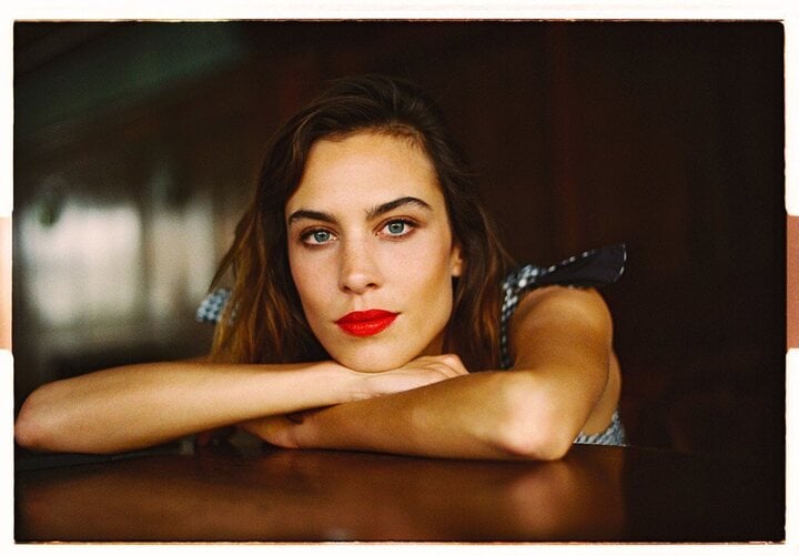 Alexa Chung con labios rojos