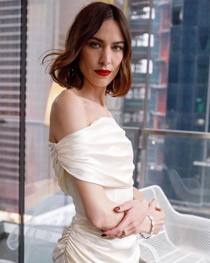 Alexa Chung con labios rojos