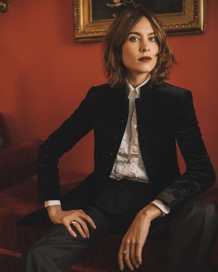 Alexa Chung con chaqueta negra