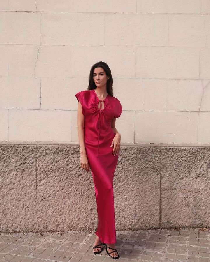 Paula Nata con vestido rojo