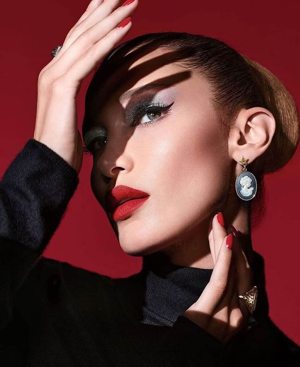 Labial rojo, maquillaje Navidad, maquillaje, Bella Hadid
