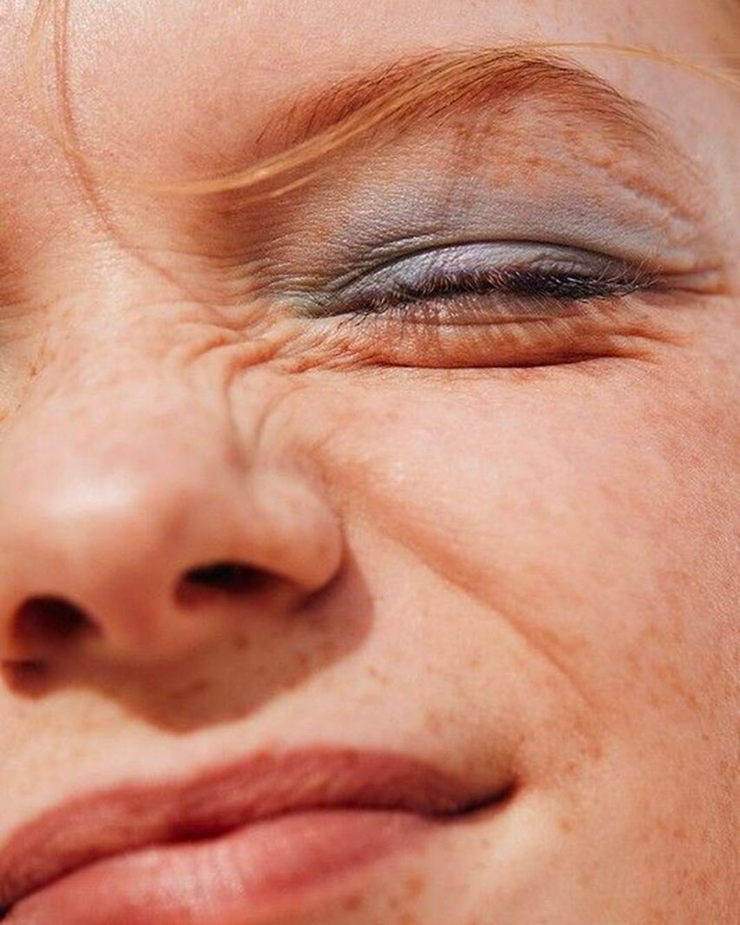 ojeras marrones y azules
