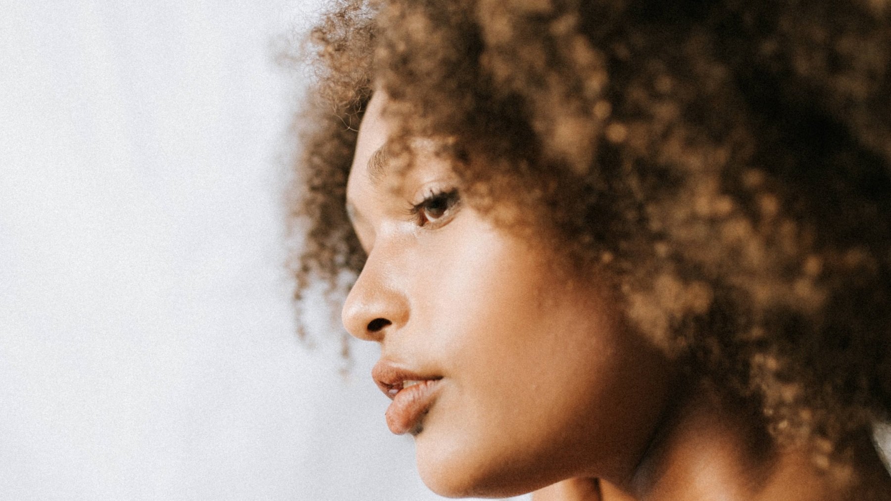 Mujer con pelo afro belleza