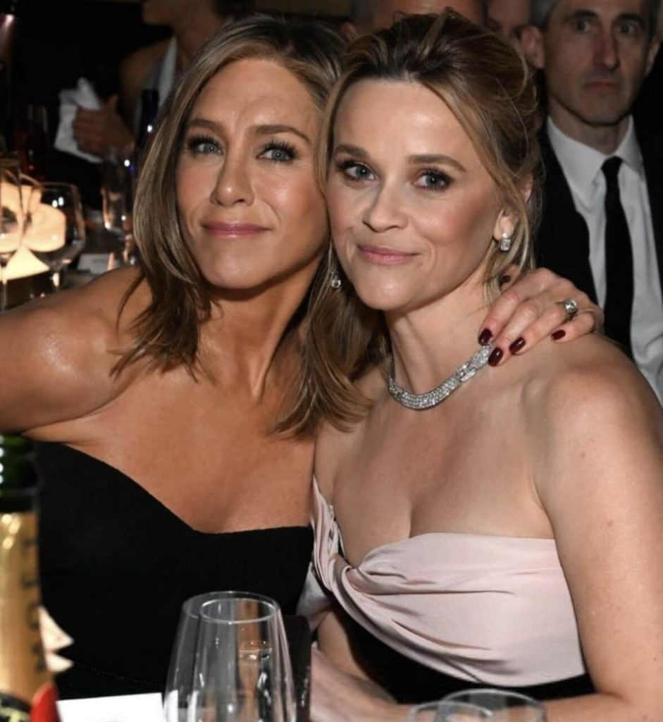 Jennifer Aniston y Reese Withersponn en los Globos de Oro 2024