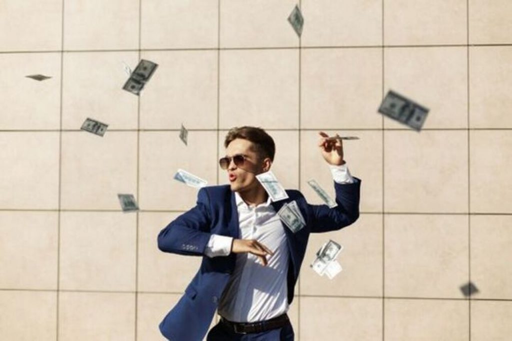 Hombre tirando dinero