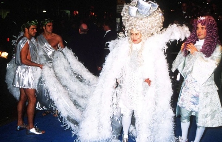 Elton John vestido Luis XIV