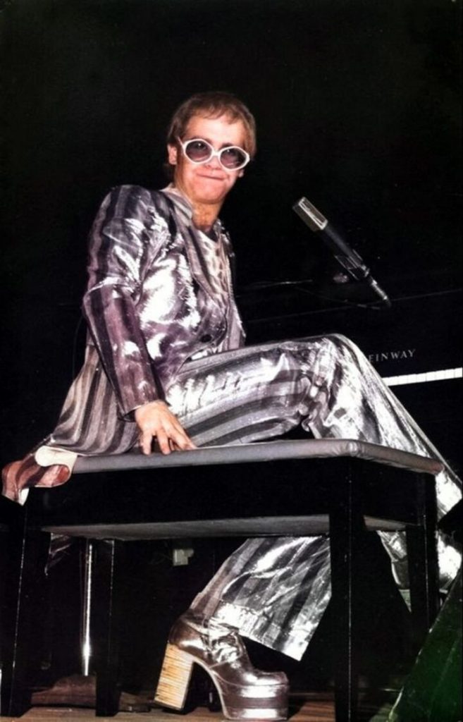 Elton John botas plata
