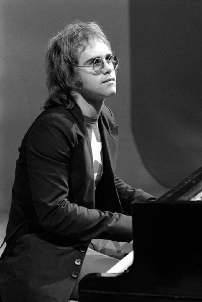 Elton John retraro