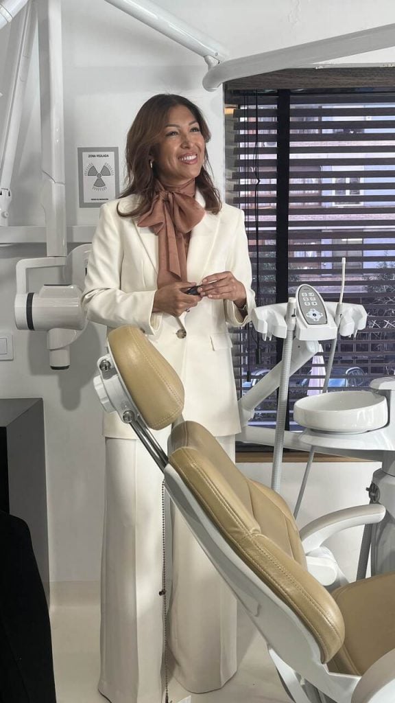 Doctora Eugenia Cervantes, tratamientos dentales, blanqueamiento dental, carillas